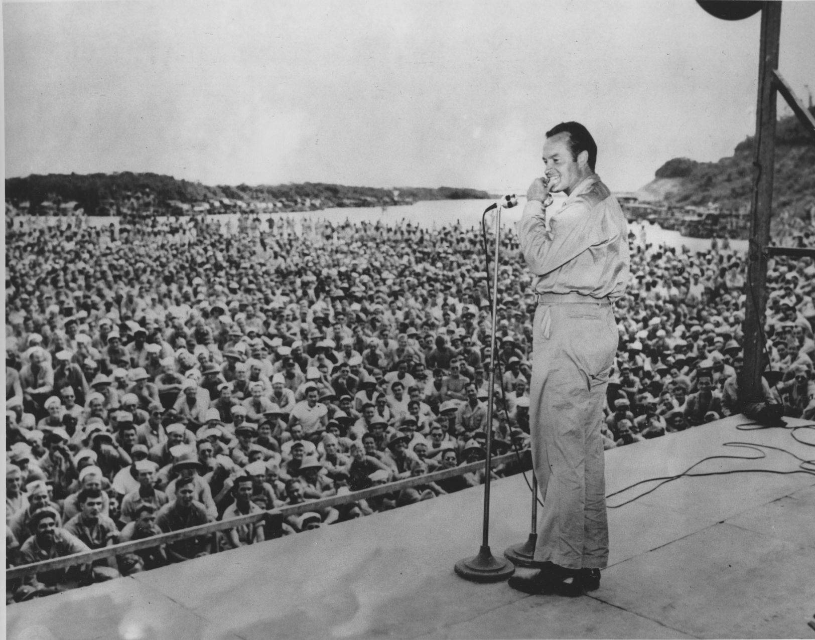 1941: Bob Hope USO